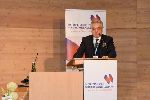 Univ.Prof. Dr.med. Amir Kurtaran präsentiert die eingereichten Arbeiten für den Schilddrüsenpreis 2024